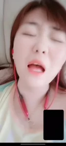 实拍裸聊良家少妇自慰扣逼给我看