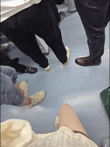 在地铁上就只穿了条丝袜